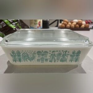 Vintage Pyrex Amish Butterprint 1.5 quart dish with lid, good condition